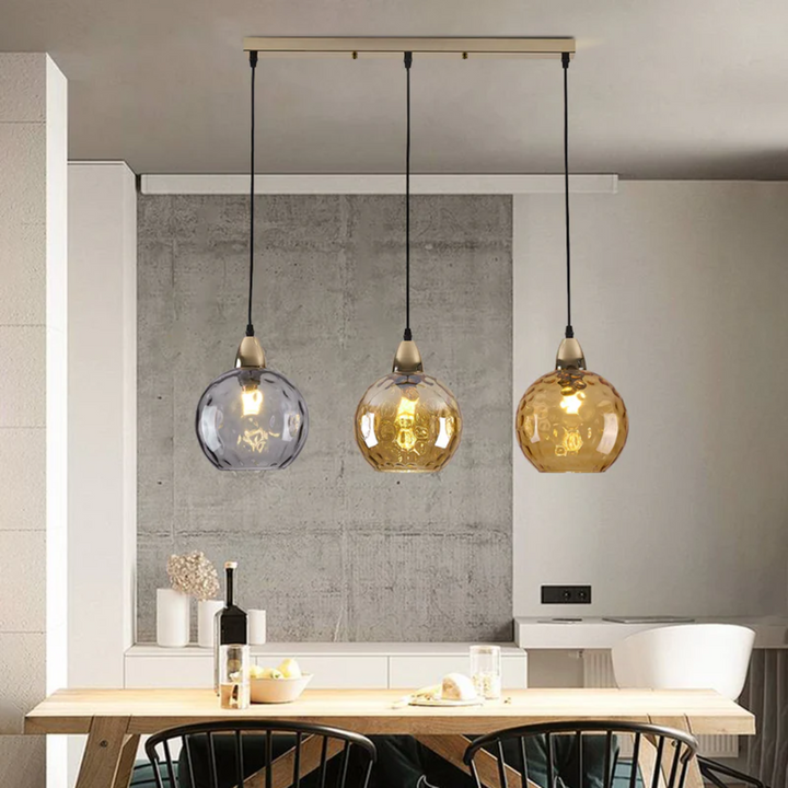 Decoratieve cluster hanglamp met 3 kappen, creëert sfeer en stijl in uw interieur.
