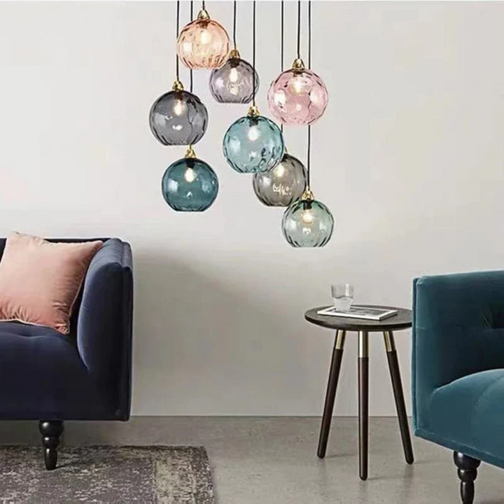 Plafondlamp met 3 moderne lichtpunten in cascade; verrijkt elke woonkamer.