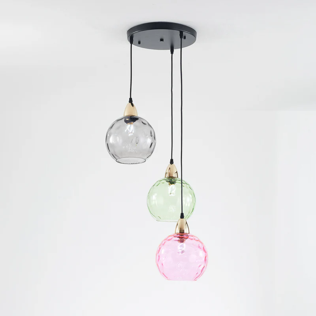 Moderne clusterlamp met 3 organische kappen, ideaal voor sfeervolle slaapkamer verlichting.