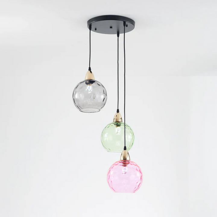 Moderne clusterlamp met 3 organische kappen, ideaal voor sfeervolle slaapkamer verlichting.