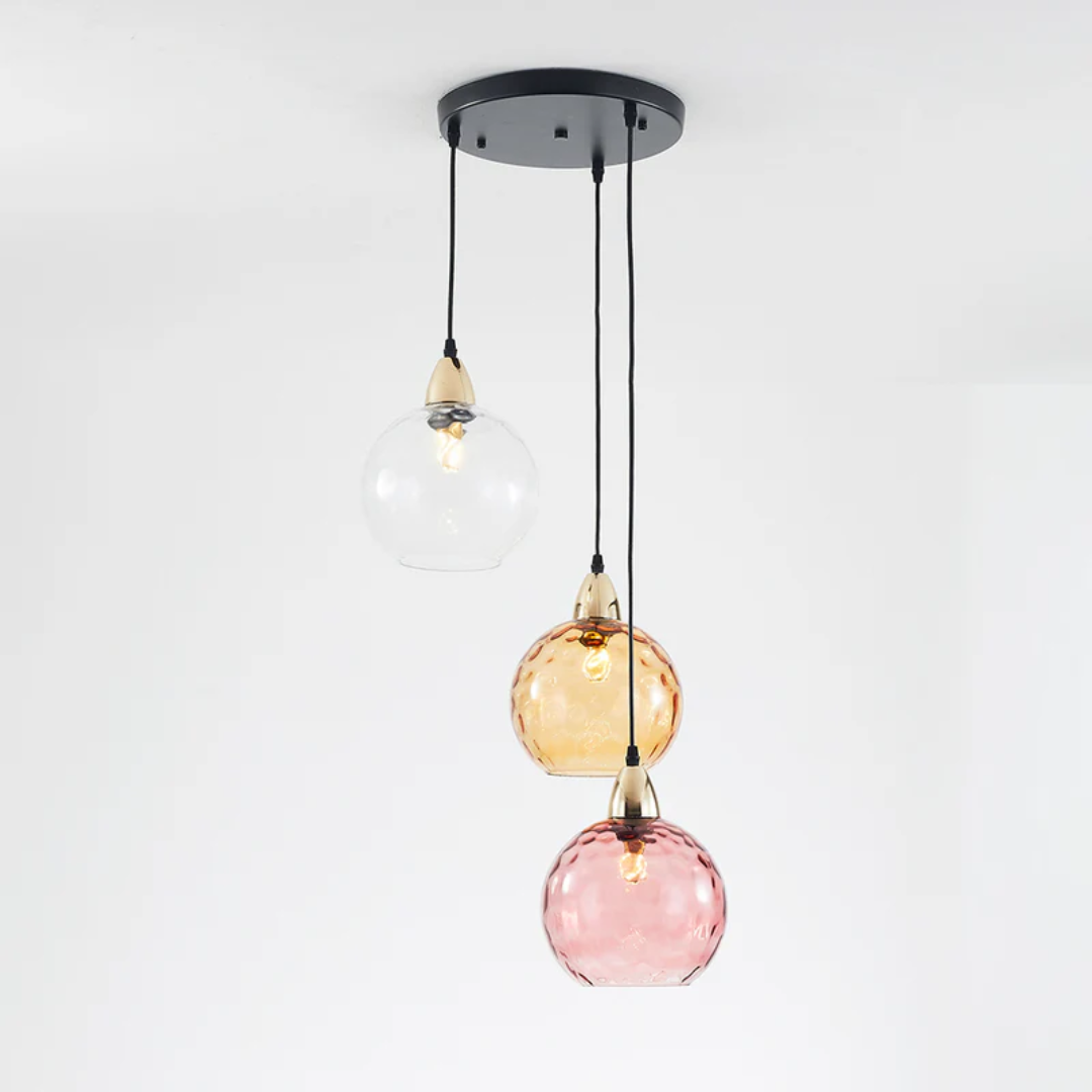 Unieke plafondlamp met 3 decoratieve kappen; modern lichtspel voor uw interieur.