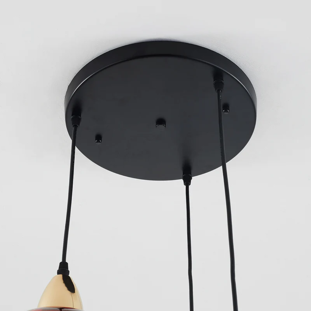 Luxe design hanglamp, 3-lichts cluster, brengt sfeer en stijl in woonkamer.