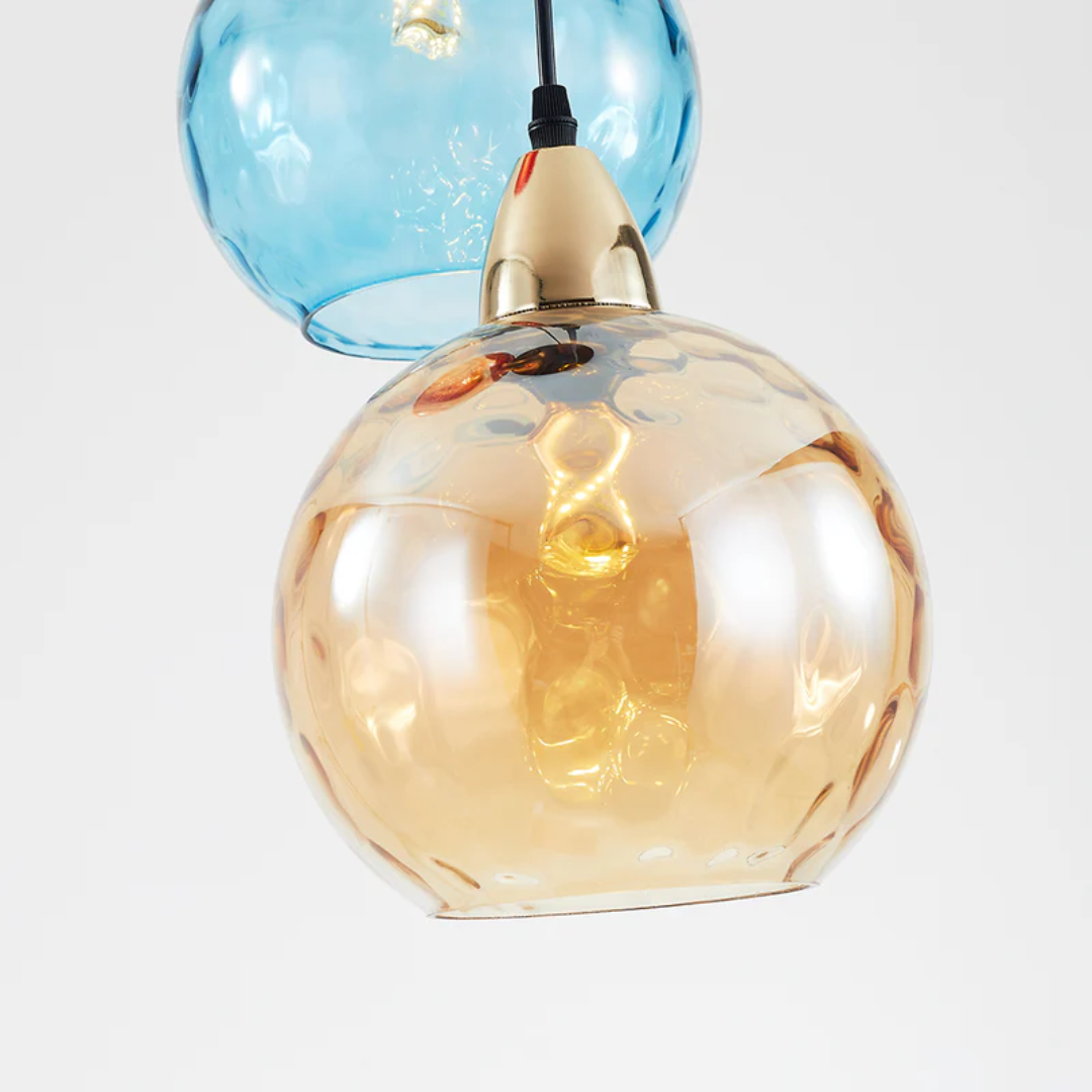 Verstelbare moderne hanglamp met 3 kappen; perfect voor boven de eettafel.