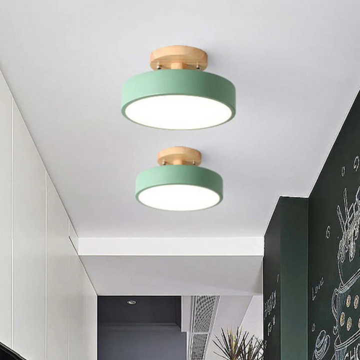 Compacte Nova LED plafondlamp, discreet maar sfeervol, perfect voor lage plafonds.