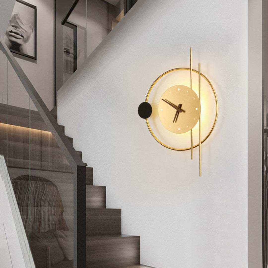 Minimalistische LED wandkloklamp Chronos. Moderne klok en indirecte verlichting voor stijlvol interieur.