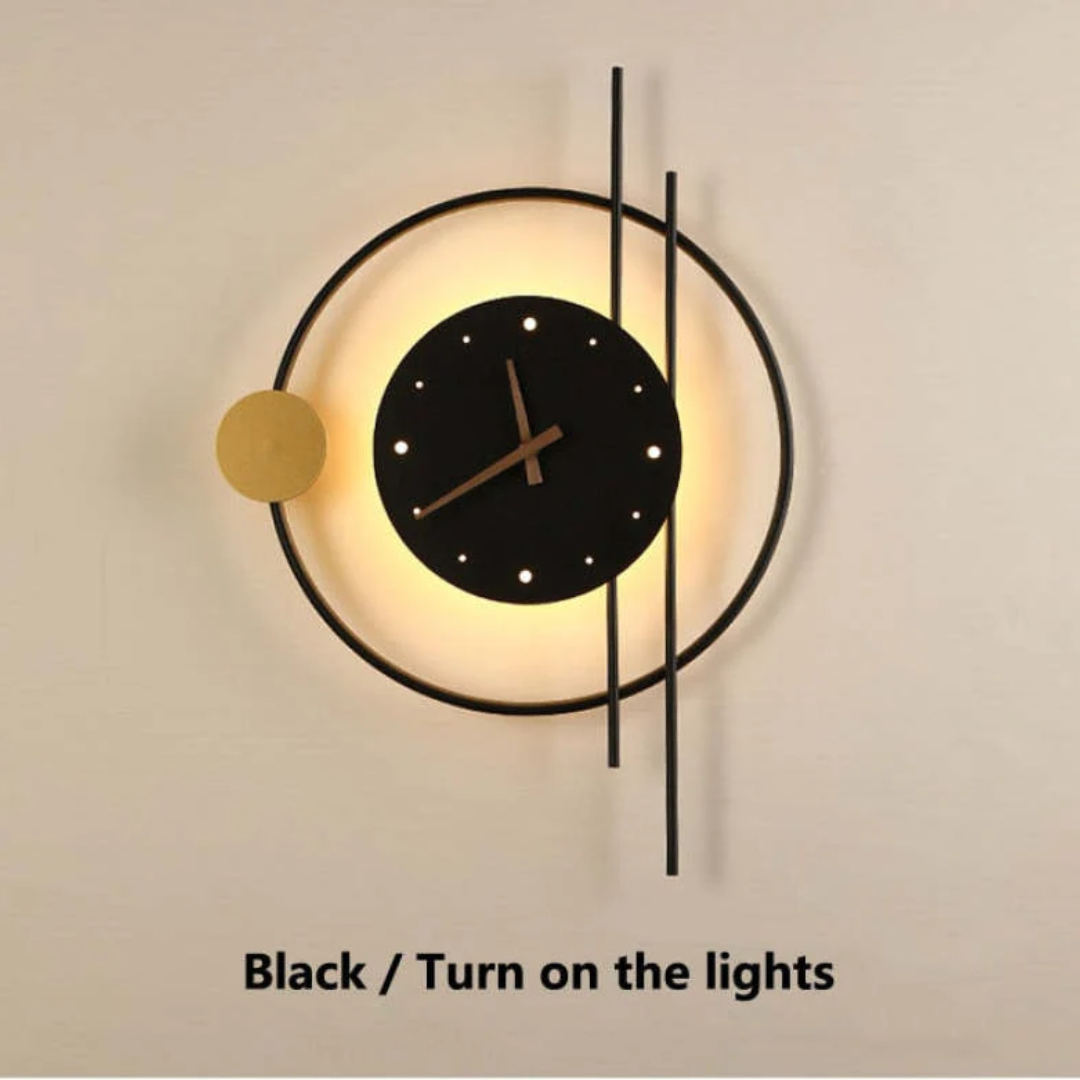Gouden Chronos LED wandkloklamp. Luxe en moderne binnenverlichting met tijdsaanduiding voor eetkamer.