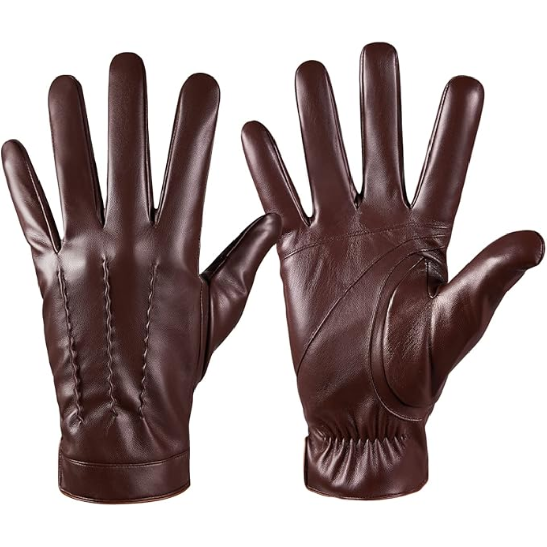 Man met leren winterhandschoenen Daniel tijdens een winterse wandeling; comfortabel en warm buiten.