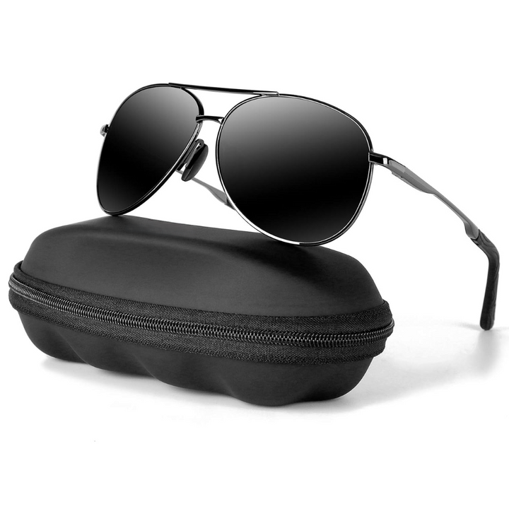 Model draagt stijlvolle unisex aviator zonnebril, gepolariseerd, UV400. Perfect voor mode & oogbescherming.