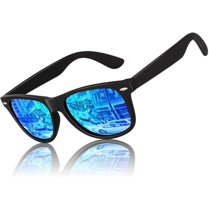 Model draagt zwarte retro zonnebril, jaren '80 stijl, unisex, gepolariseerd. Zomerse look.