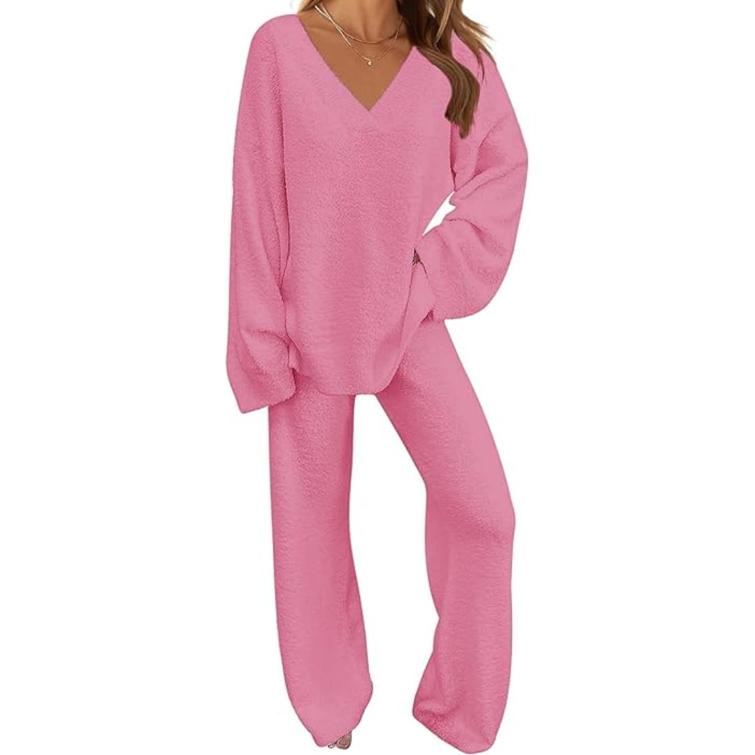 Casual dames loungewear set van fleece, perfect als comfortabel huispak. Trendy winterkleding voor vrouwen.