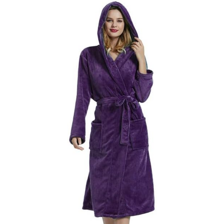 Winterkleding: Warme dames fleece badjas Vivianne met capuchon voor knusse avonden.