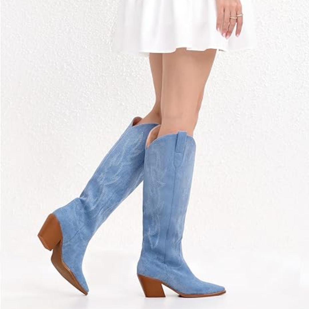 Kniehoge beige dames cowboylaarzen, suède look, geborduurd western design en stevige blokhak.