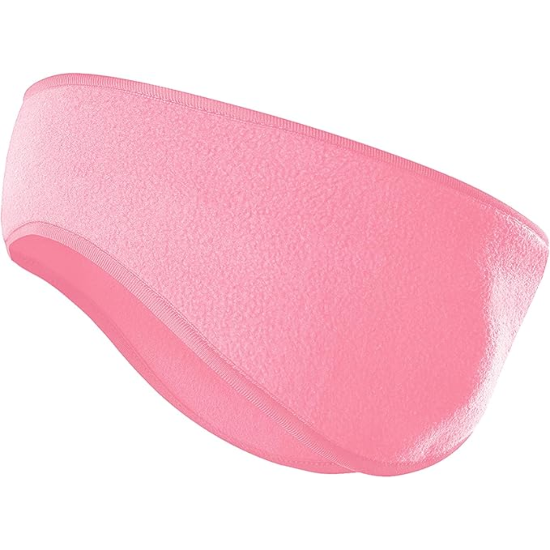 Warme fleece oorwarmers gedragen tijdens winterse outdoor activiteiten; beschermt oren effectief tegen kou.