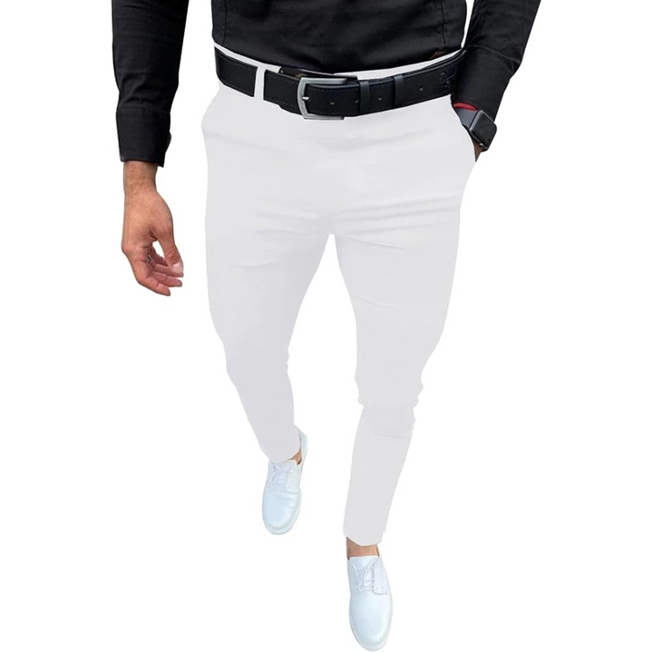 Man draagt comfortabele heren slim fit Evert stretch pantalon, ideaal voor dagelijks gebruik.