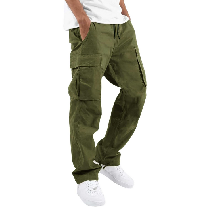 Detailopname van de praktische en ruime cargo zakken op heren joggers Arno. Functioneel design.