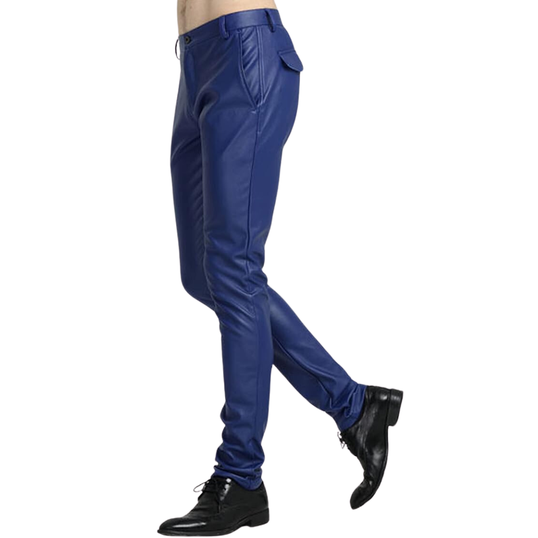 Man draagt Victor taps toelopende bikerbroek van faux leer, casual en stoere streetstyle look.