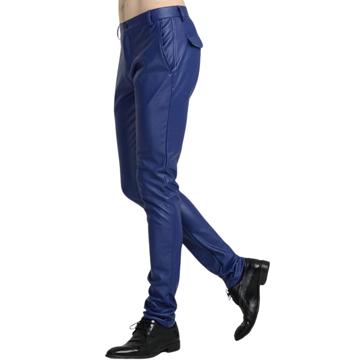 Man draagt Victor taps toelopende bikerbroek van faux leer, casual en stoere streetstyle look.
