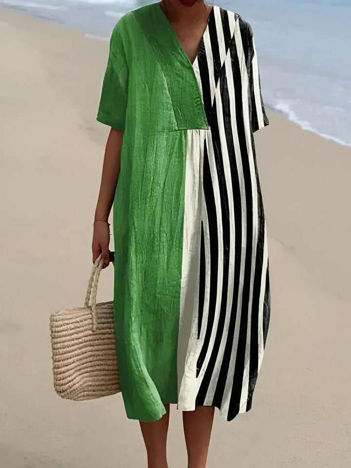 Model draagt een geruite mouwloze midi jurk, perfect voor een elegante zomerstijl.