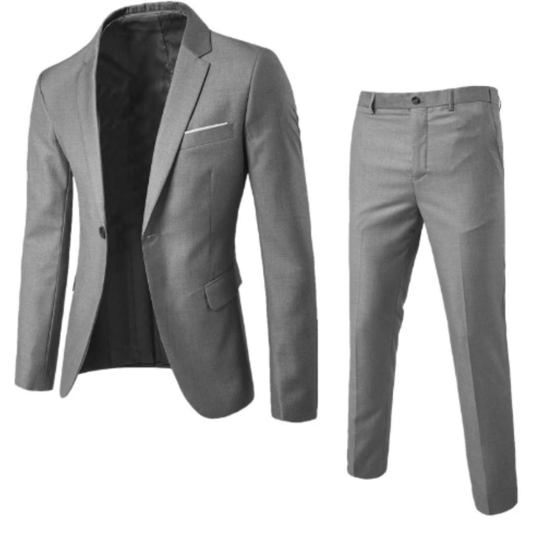 Zelfverzekerde man in een modern slim fit maatpak, straalt elegantie en zakelijke professionaliteit uit.