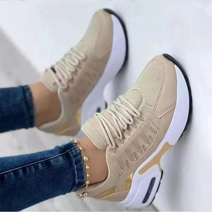 Flexibele casual schoenen met ruime brede pasvorm, ontworpen voor maximaal comfort de hele dag door.