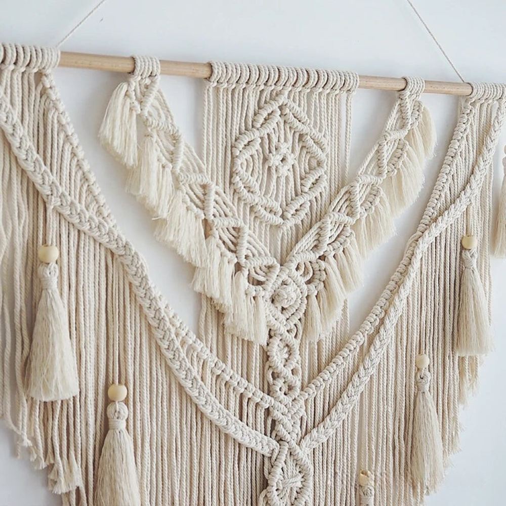 Grote boho macramé wandhanger (70x95cm) met beige en gele details, ideale Scandinavische wanddecoratie.