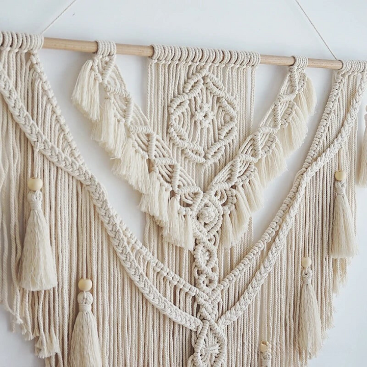 Grote boho macramé wandhanger (70x95cm) met beige en gele details, ideale Scandinavische wanddecoratie.
