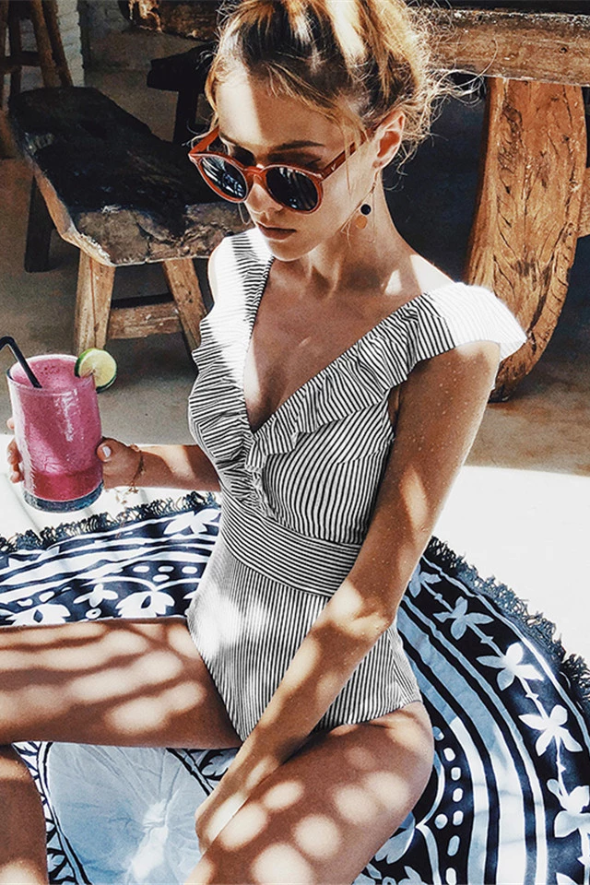 Comfortabel retro dames badpak in vintage stijl, voor ontspannen dagen aan het water.