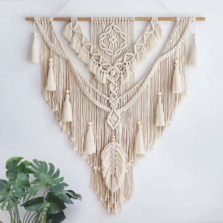 Boho macramé wandhanger (70x95cm) in beige met gele accenten, handgemaakte Scandinavische muurdecoratie.