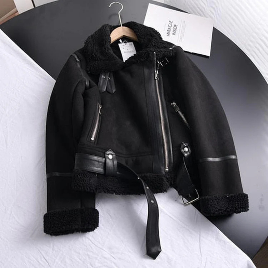 Elegante Skinzline damesjas in zwart, stijlvol en veelzijdig. Perfecte bovenkleding voor lente en herfst mode.