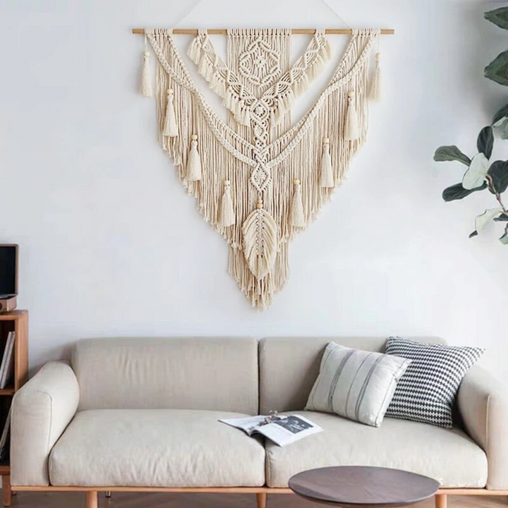 Decoratieve macramé wandhanger (70x95cm) in boho-Scandinavische stijl, handgemaakt met beige en gele draden.