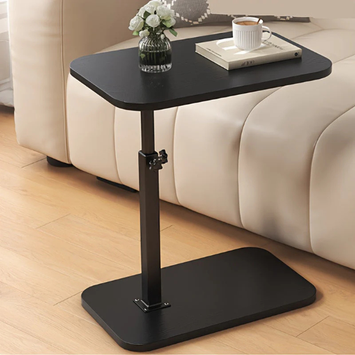 Verstelbare bijzettafel met kantelbaar blad, ideaal als laptoptafel voor comfortabel thuiswerken in woonkamer.