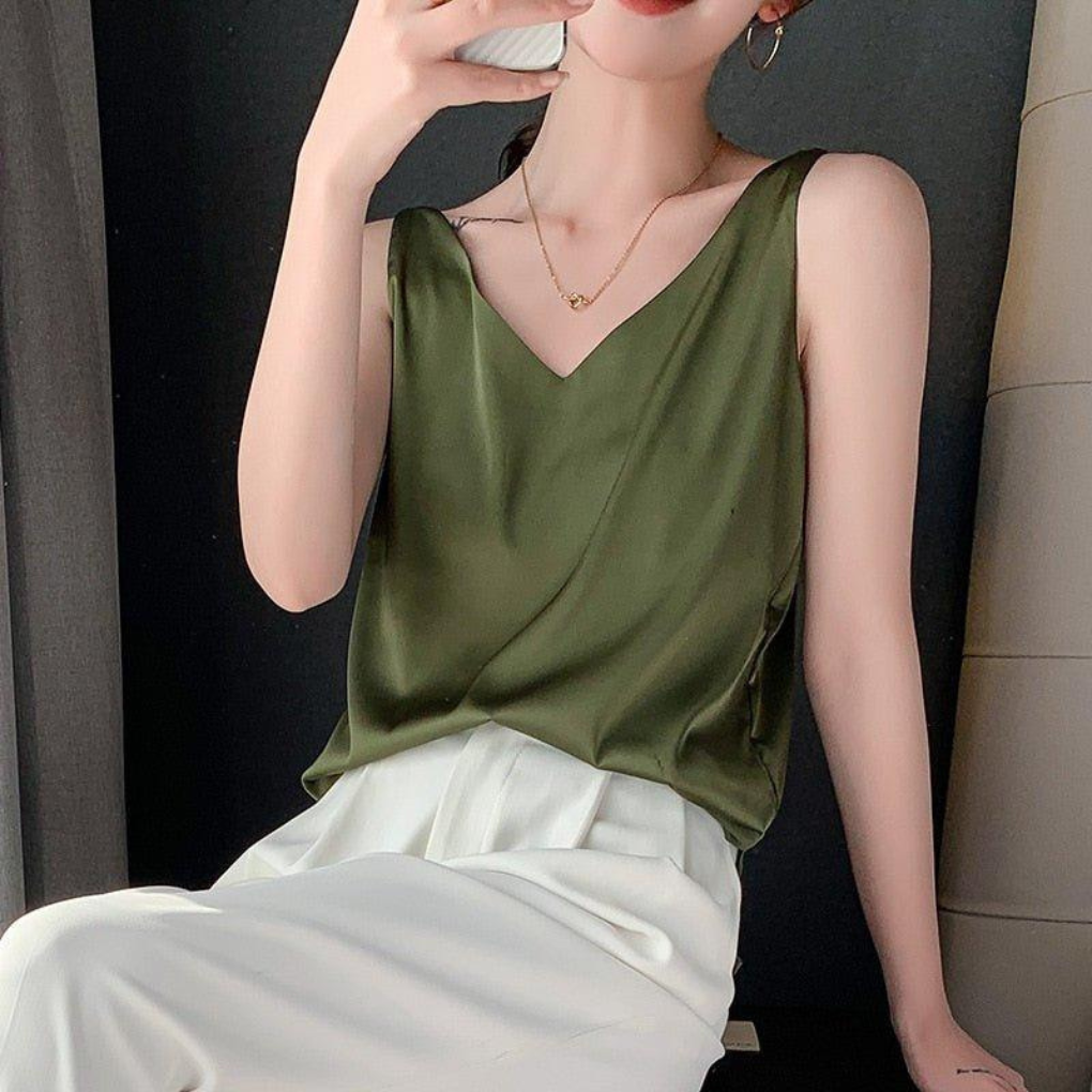 Elegante dames tanktop met fijne bandjes in neutrale kleur, perfect voor zomerse laagjes of casual chic.