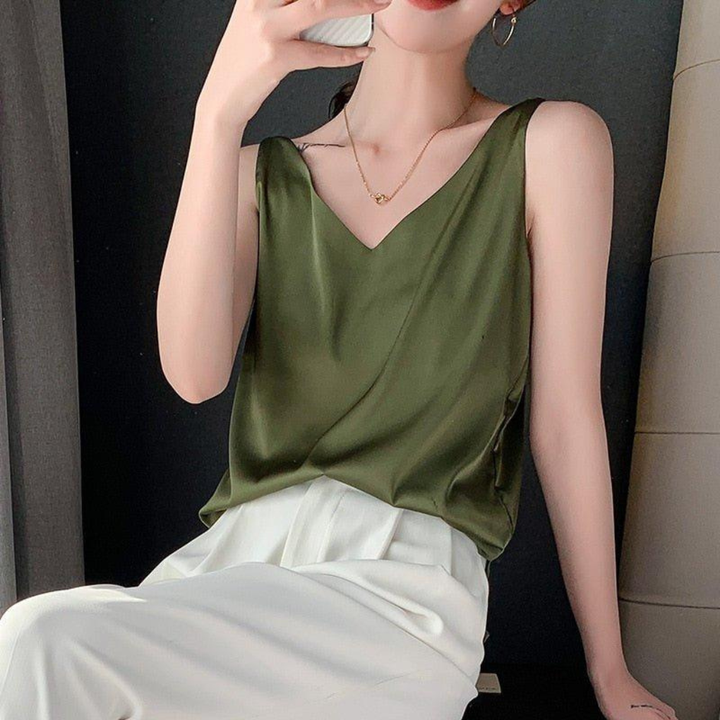 Elegante dames tanktop met fijne bandjes in neutrale kleur, perfect voor zomerse laagjes of casual chic.