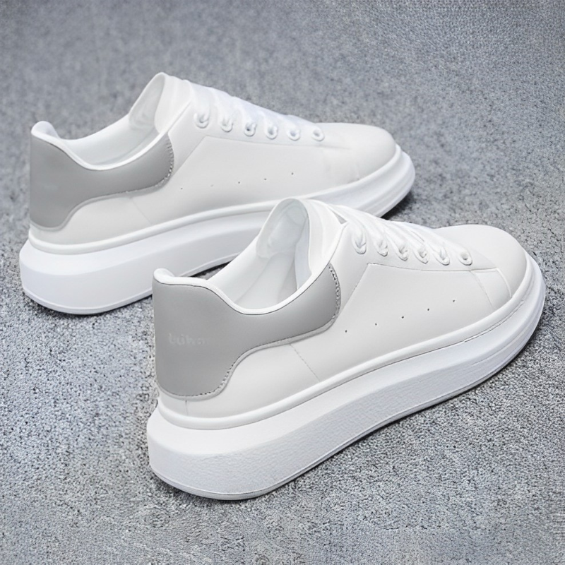 Bovenaanzicht van heren urban sneakers met veters, wit en zwart, voor een comfortabele en modieuze pasvorm.