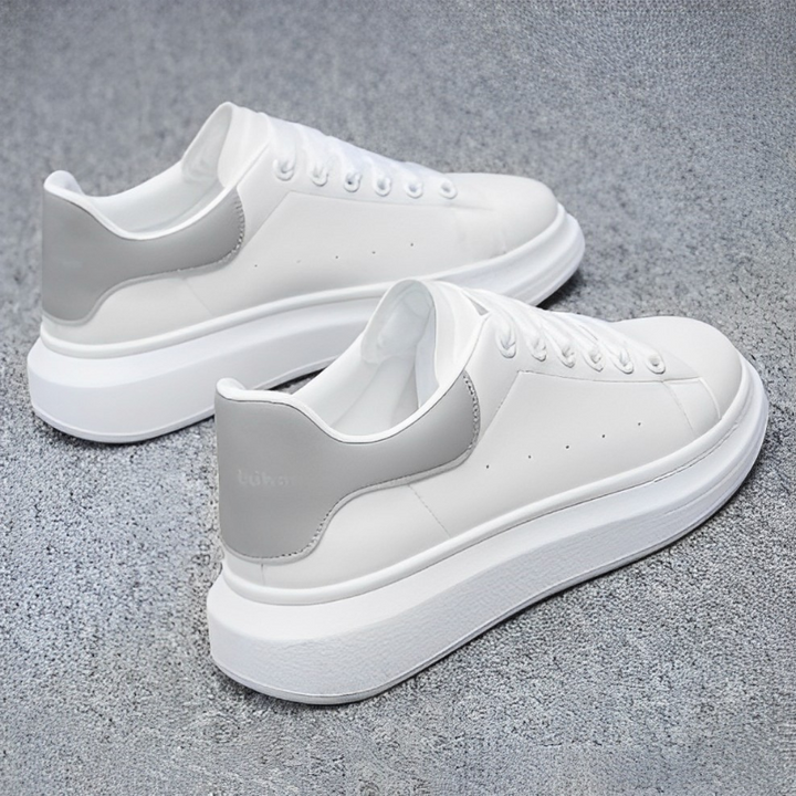 Bovenaanzicht van heren urban sneakers met veters, wit en zwart, voor een comfortabele en modieuze pasvorm.