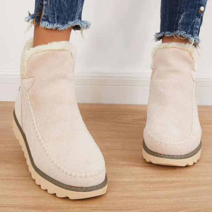 Modieuze beige dames winterlaarzen, warm gevoerd. Waterafstotend, antislip zool voor comfort en stijl in de winter.