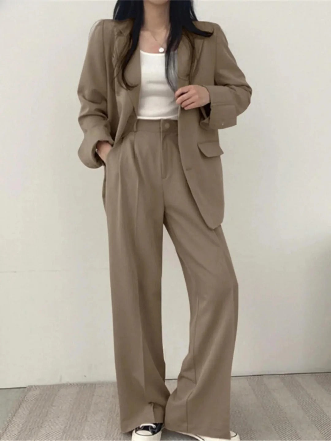 Chique tweedelig dames pak, ideaal voor een professionele look op kantoor of een elegante casual outfit.