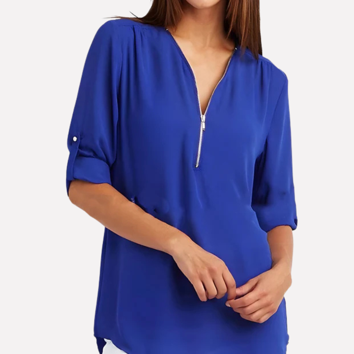 Zwarte damesblouse met halve rits, elegant en modern voor elke modebewuste vrouw.