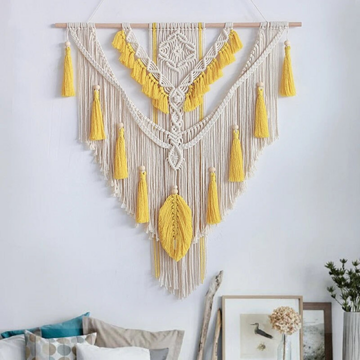 Handgemaakte macramé wanddecoratie (70x95cm) in beige met gele draden, perfect voor boho interieurs.
