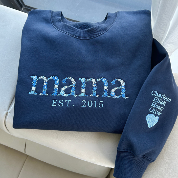 Stijlvolle persoonlijke 'Mama' trui voor dames met elegante bloemmotieven, perfect als uniek moeder cadeau.