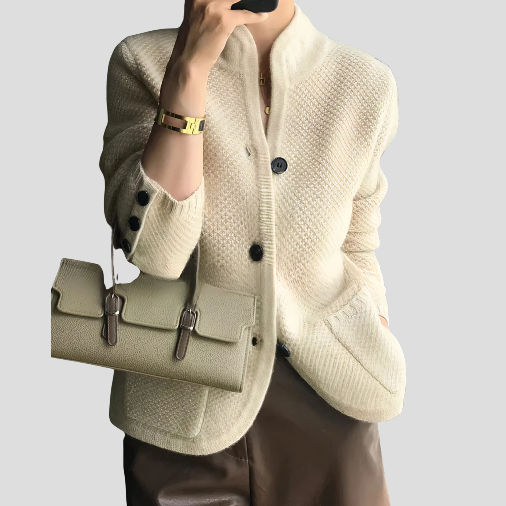 Elegant gebreid dames kasjmier vest in beige met klassieke knoopsluiting, comfortabel en tijdloos voor elke look.