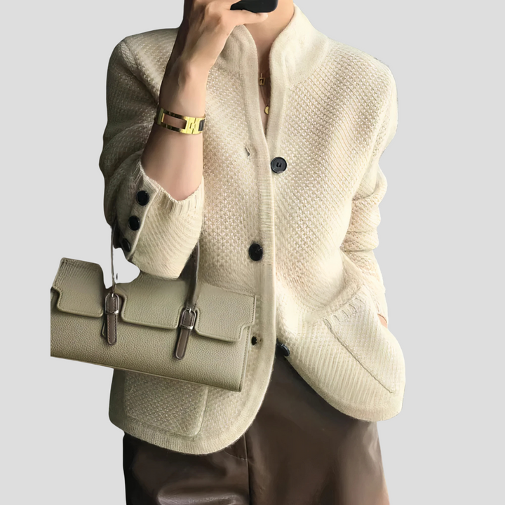 Elegant gebreid dames kasjmier vest in beige met klassieke knoopsluiting, comfortabel en tijdloos voor elke look.