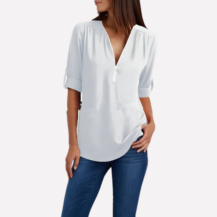 Veelzijdige damesblouse met halve rits; combineerbaar met diverse elegante outfits.