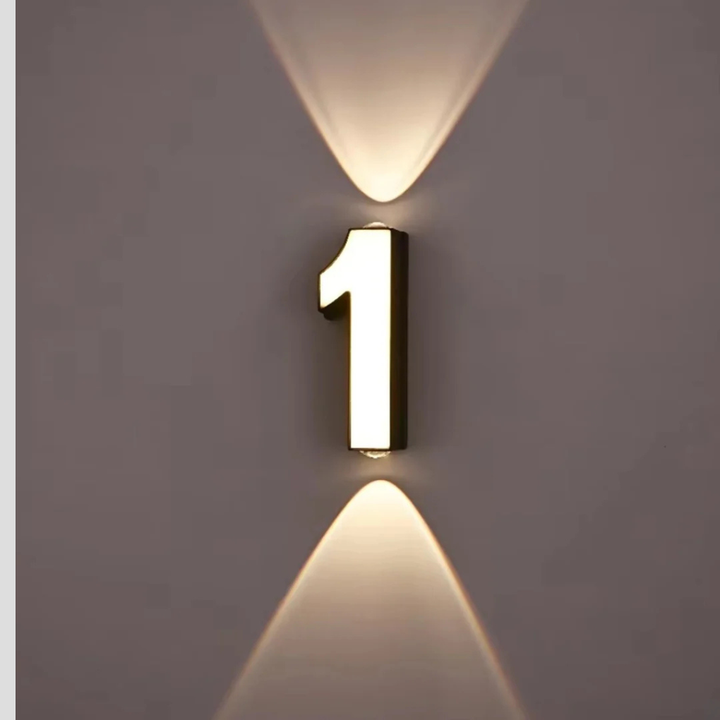 Moderne LED huisnummers (bijv. '23') op een grijze gevel, helder verlicht in het donker voor optimale zichtbaarheid.