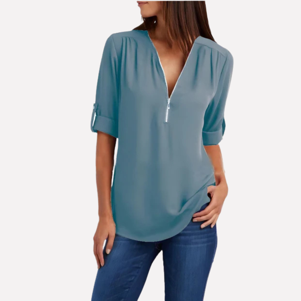 Close-up van de halve rits op een comfortabele damesblouse, detail van de stof.