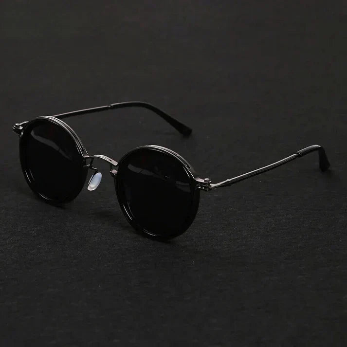 Deze unisex zonnebril combineert een stijlvol metalen frame met gepolariseerde glazen voor UV400 oogbescherming.