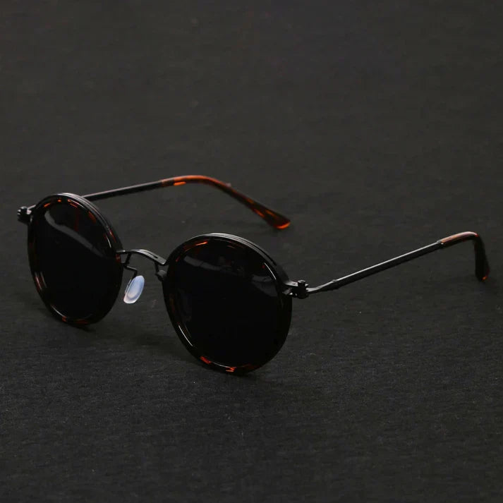 Hoogwaardige unisex zonnebril met gepolariseerde lenzen en stevig metalen frame; perfecte UV400 bescherming.