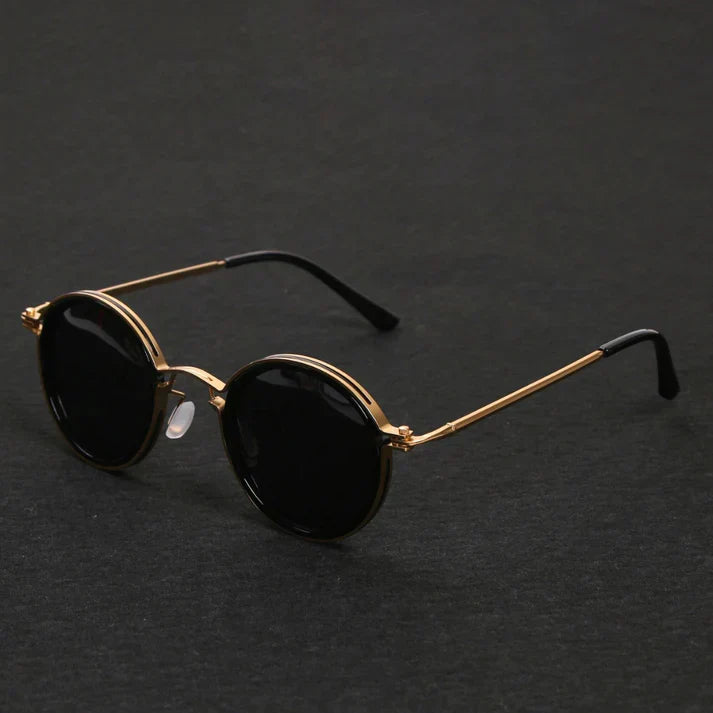 Unisex zonnebril met gepolariseerde glazen en robuust metalen montuur; essentieel voor UV400 oogbescherming.