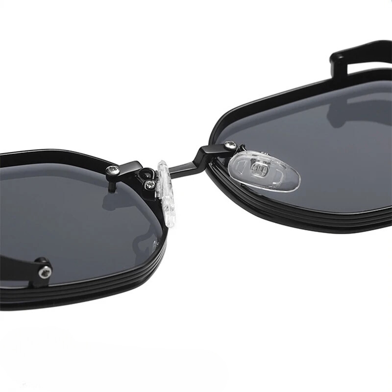 Bescherm je ogen met deze stijlvolle unisex zonnebril. Gepolariseerde glazen filteren UV-stralen, perfect voor de zomer.