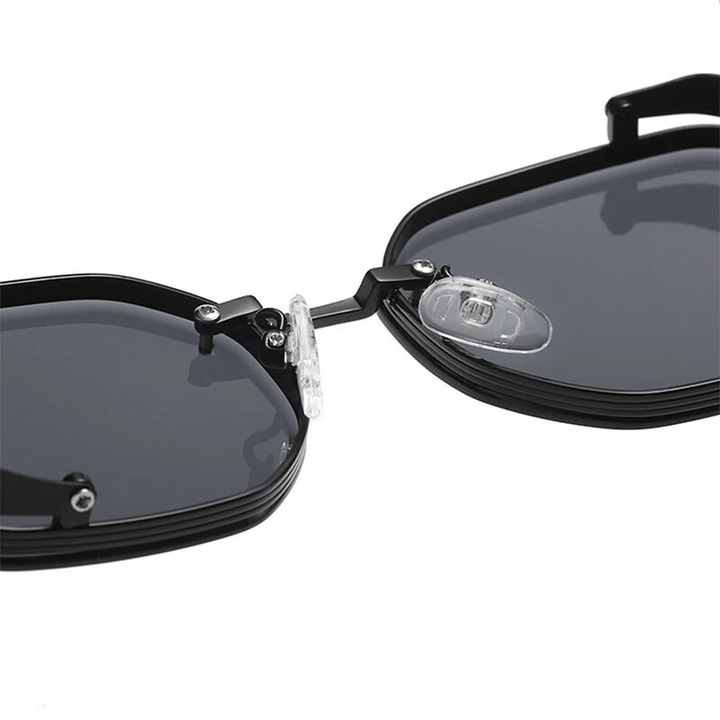 Bescherm je ogen met deze stijlvolle unisex zonnebril. Gepolariseerde glazen filteren UV-stralen, perfect voor de zomer.